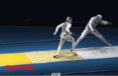 男子花剑1/16决赛出现奇葩一幕,法国击剑运动员勒福尔在比赛过程中,不