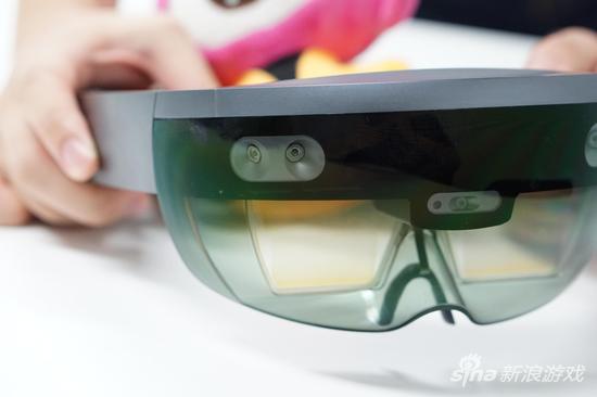 Hololens外层镜片是可变透光度的