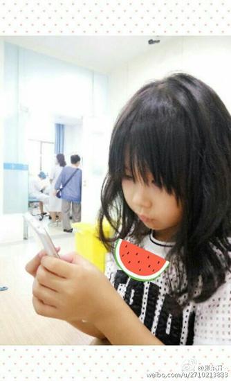 郑东升在微博分享的女儿照片，真是非常可爱啊！
