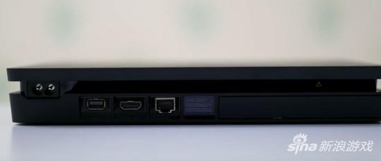 PS4 Slim后部接口