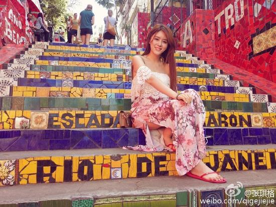 女主播七哥直播游里约贫民窟 胸器惹眼回头率