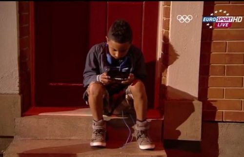 4年前伦敦奥运会开幕式上玩3DS的那个小男孩