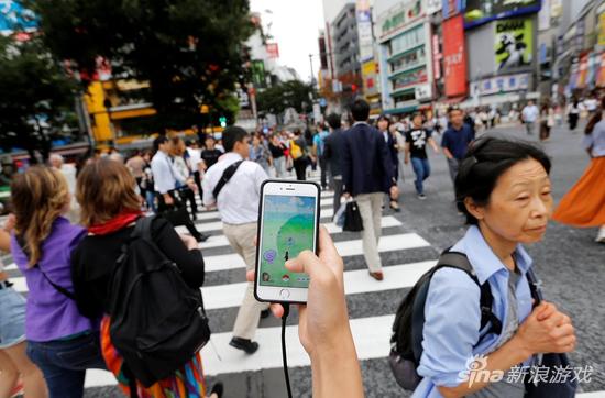 警方提示各位玩家，玩游戏时要注意周遭环境，避免受伤害