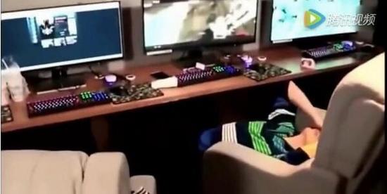 宅男在网吧玩游戏不理女友 女友竟然当场秒出