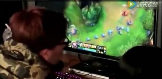 宅男在网吧玩游戏不理女友 女友竟然当场秒出