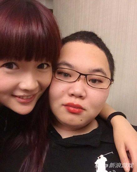 PDD直播喝烟灰水 惹观众狂笑