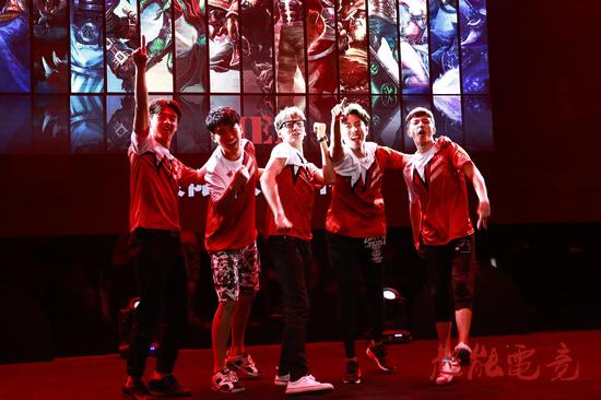 若风抢草莓女友?《超能电竞》新剧照引发八卦