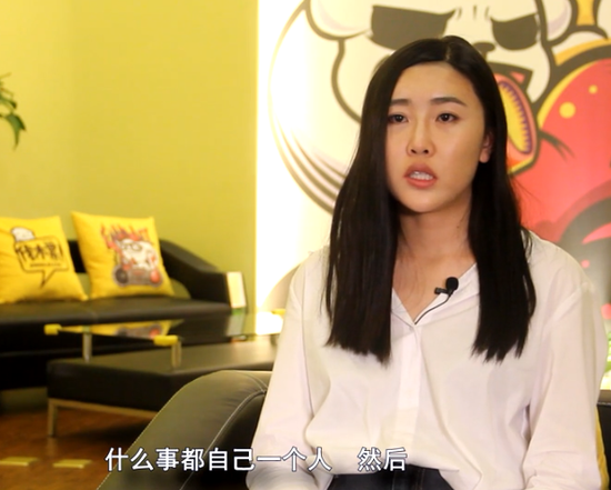 LOL女主播阿怡代打事件后首次直面媒体 几度落泪道歉