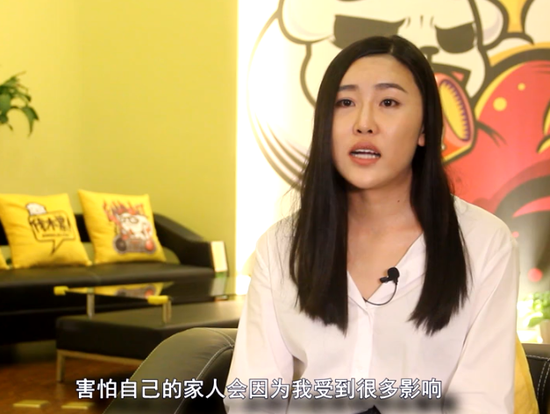 LOL女主播阿怡代打事件后首次直面媒体 几度落泪道歉