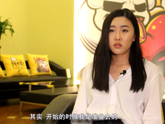LOL女主播阿怡代打事件后首次直面媒体 几度落泪道歉