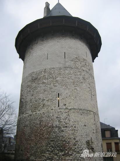 贞德审判过程中被监禁在位于鲁昂的这座高塔，后其被称为圣女贞德塔