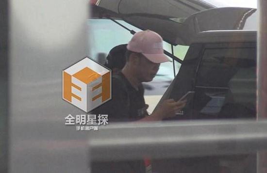 瘦身成功無心撩妹，杜海濤機場沉迷手游