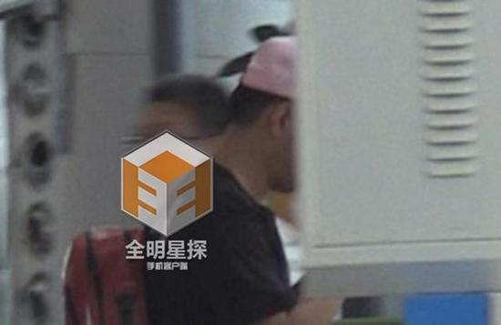 瘦身成功無心撩妹，杜海濤機場沉迷手游
