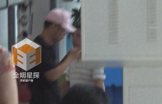瘦身成功無心撩妹，杜海濤機場沉迷手游