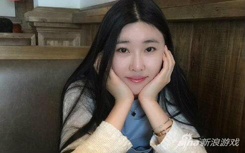 一代影后阿怡今晚又复播 称不玩游戏只聊天_