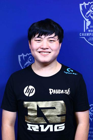 S6赛后采访UZI:压力大到手抖 打的太烂了-新浪