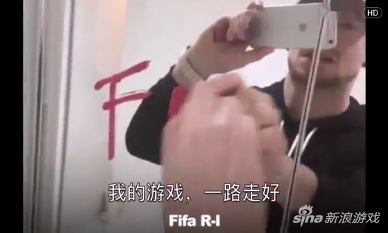 小哥用妹子的口红在镜子上写下FIFA RIP