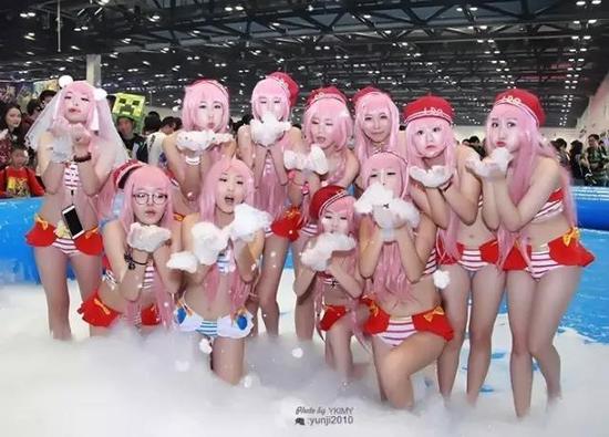 泳装泡沫狂欢节