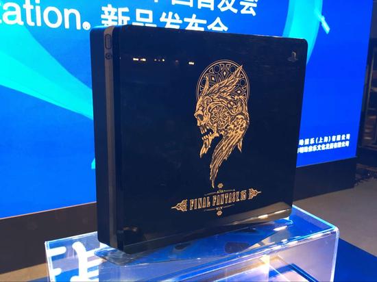 　　《最终幻想15》国行版PS4 Slim限定机，上层表面不是普通机器的磨砂，而是类似旧版PS4标配硬盘盖的光面材质