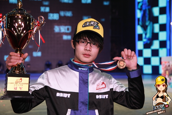 韩寒惊现全民直播?QQ飞车国民校草吸引大批