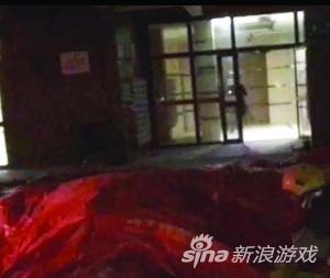 为防止女子跳楼，消防在楼下铺了安全气垫 警方供图