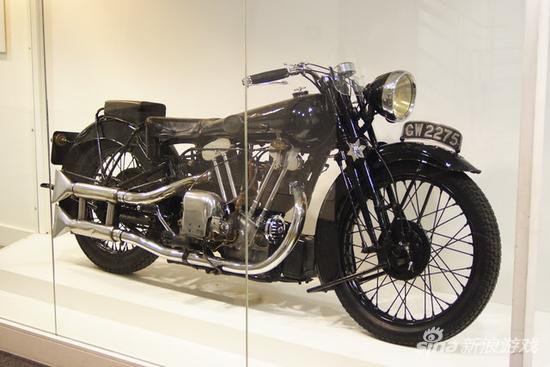 英国帝国战争博物馆，劳伦斯的生前遗物Brough Superior SS-100 摩托，牌照号CW2275。