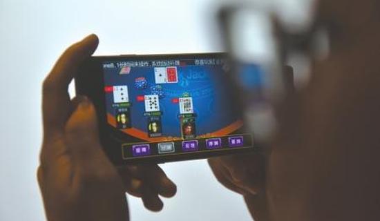 小伙玩手机棋牌游戏,3个月输掉25万元。