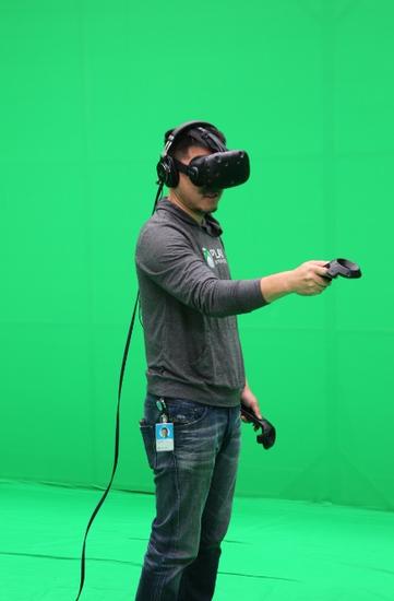 微软中华区总裁谢恩伟体验蜗牛数字VR产品