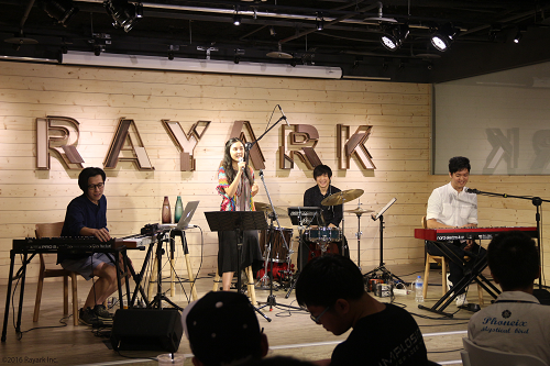台湾乐团“Night Keepers”在兰空咖啡举办音乐会。