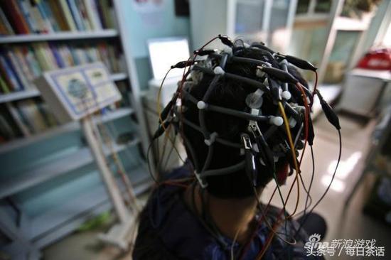 网瘾学校内部实拍:高墙铁丝网 每天吃药擦厕所