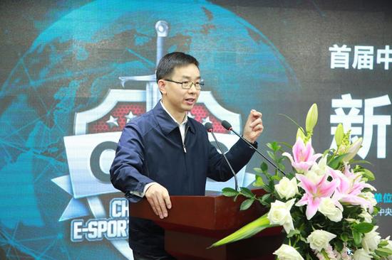 团中央网络影视中心党委副书记、主任何成锋发表致辞。中国青年网通讯员 吕明摄。