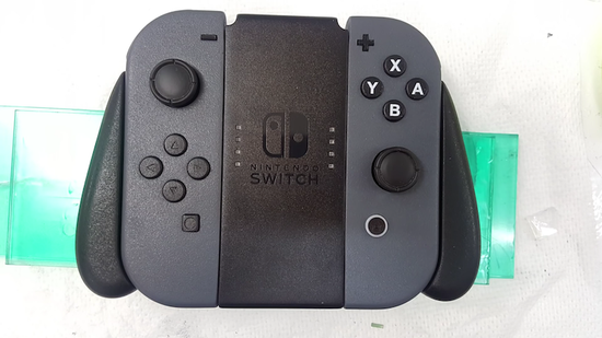 黑人小哥拿的所谓偷跑Switch实为赝品