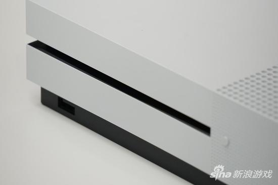 Xbox One S的USB接口移到了正面