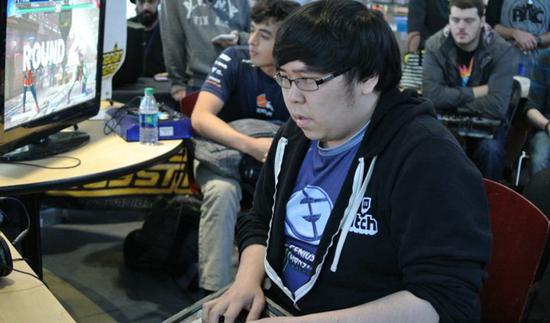 美国华裔格斗游戏职业玩家获两项吉尼斯世界记