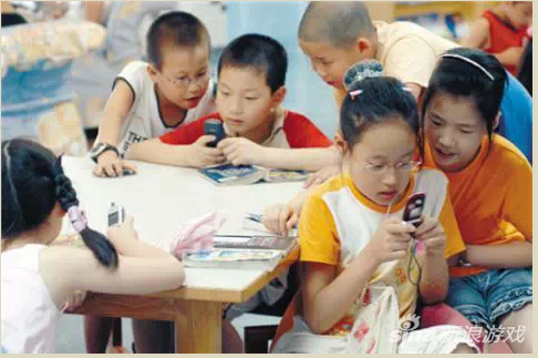 玩手机的孩子们