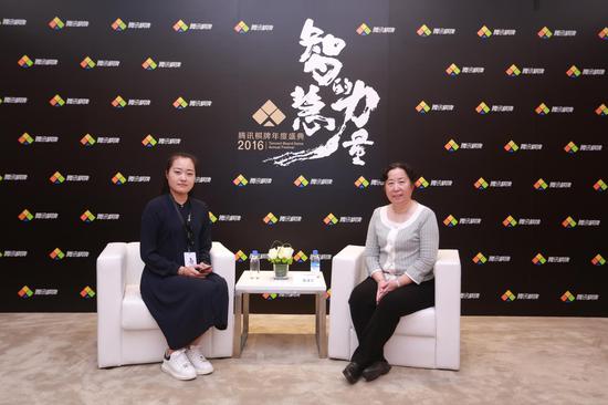 国家体育总局棋牌运动管理中心副主任陈泽兰（右）