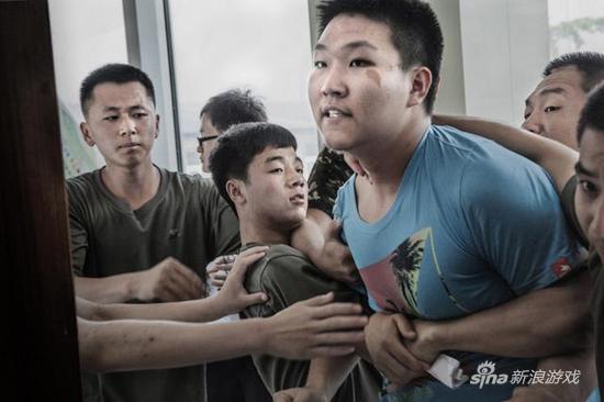 直击网瘾少年 “精神戒毒所”的治疗全过程
