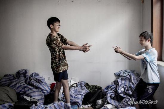 直击网瘾少年 “精神戒毒所”的治疗全过程