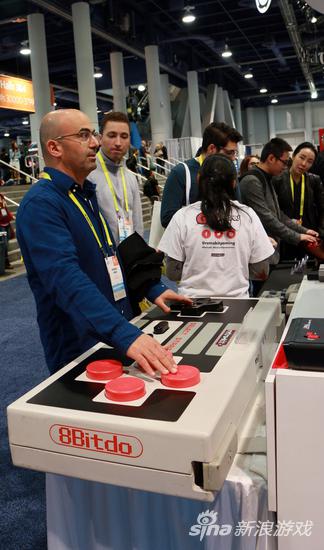 2017CES展出现超大型NES手柄 太大根本没法