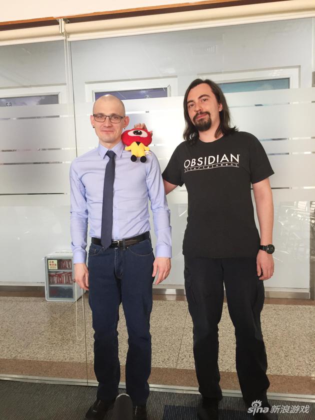 　　《装甲战争》高级制作人Suzi Timur（图左）及产品创意总监Tabakov Dmitrii（图右）接受新浪游戏专访