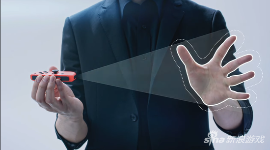 手柄上配有摄像头，可感知距离形状