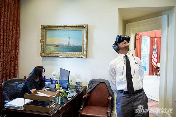 奥巴马在办公室尝试VR头盔