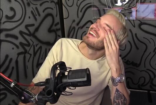 Pewdiepie稍稍抹了把眼泪，他觉得自己很委屈