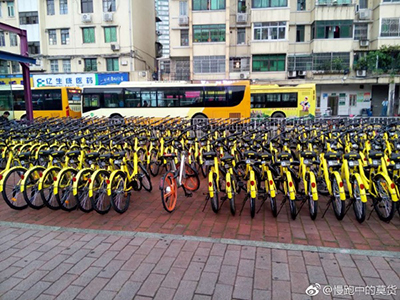 大家都自觉保持了距离,这就是种族歧视