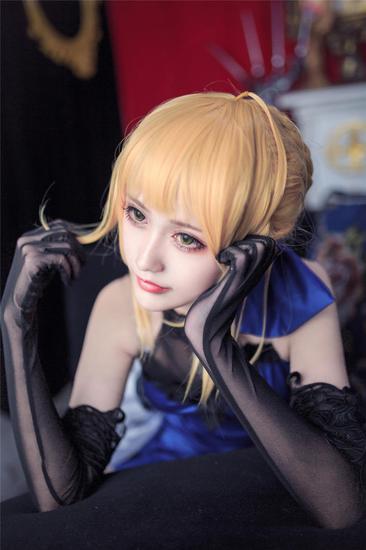 高冷御姐惊艳cos吾王saber 网友:这双长腿能玩年