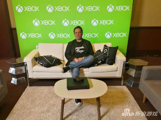 桌子上的主机正是Xbox One X