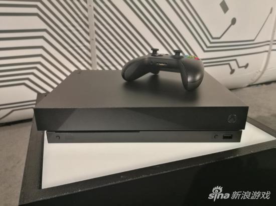 新浪游戏记者首次近距离接触Xbox One X