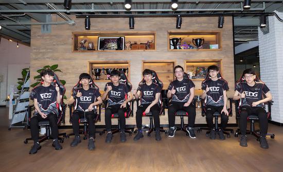王者之师EDG牵手电竞椅传奇迪锐克斯DXRacer