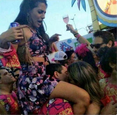 你竟然背着你老婆和别的女人接吻!