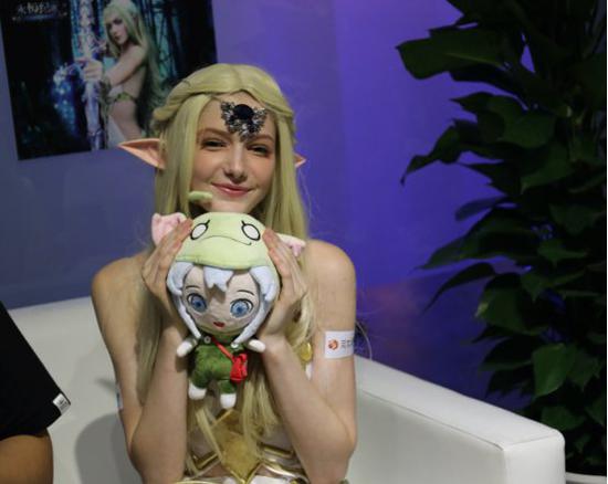 最美精灵姐姐亮相chinajoy 冷傲精灵演绎别样风情